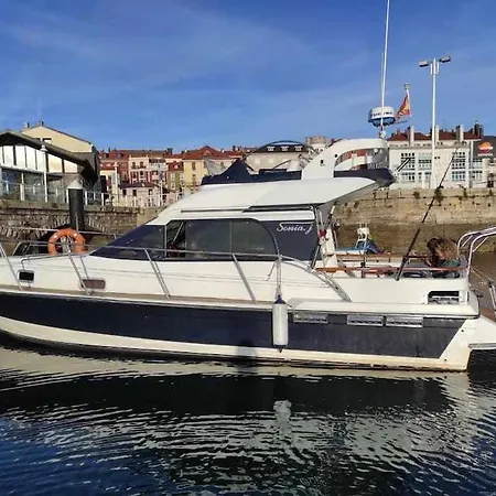 Boat Cardeli Hotel en barco Gijón