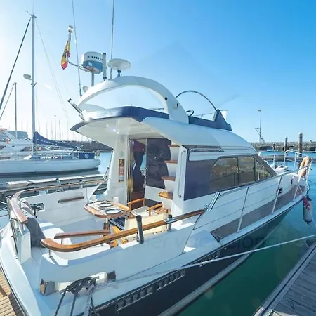 Boat Cardeli Hotel en barco Gijón